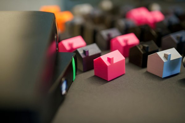 What are the key steps in administering medication to your pet safely?